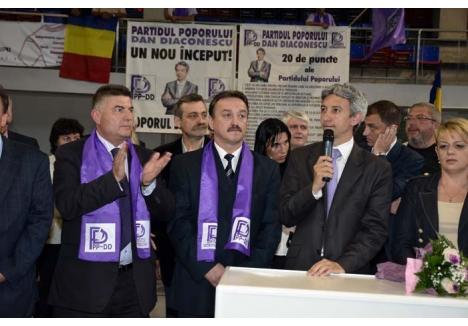 SURPRIZĂ: PUŞCĂRIE! Intrat anul trecut, cu surle şi trâmbiţe, în partidul lui Dan Diaconescu (dreapta), Ioan Lascău (stânga) a ajuns consilier judeţean, lepădase grija închisorii şi îşi vedea liniştit de afaceri. Ultima ieşire publică a avut-o pe 16 februarie, în clubul Famous, unde a fost surprins de presă alături de celebrul fotbalist Adrian Mutu, pe care spunea că îl consiliază pentru o viitoare investiţie în Oradea